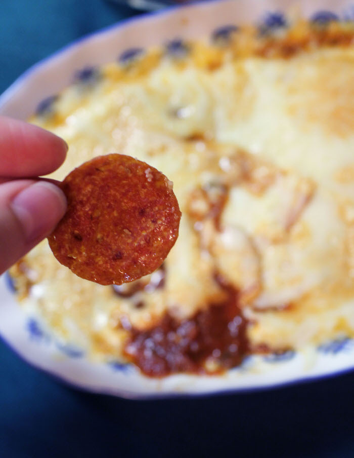 Crunchy Pepperoni Chips and Pizza Dip
